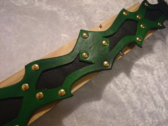 Thorn Silhouette (medium-long) - "Give Me Thorns" adjustable black-green leather collar steampunk buy now online