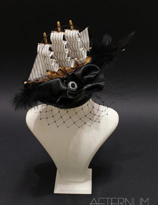 Ship Black Gothic fascinator - costume hair accessory with ship miniature, veil, satin ribbon, sinamay and black feathers - Gothic jewelry by AeternumNocturne steampunk buy now online