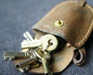 Keys to paradise... Vintage rescued keyring. by MademoiselleChipotte steampunk buy now online