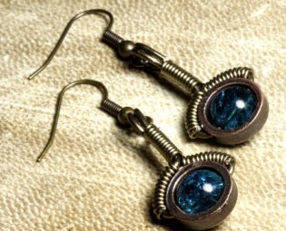 Steampunk Jewelry made by CatherinetteRings: Earrings with blue glass bead steampunk buy now online