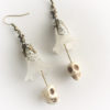 Earrings white flowers and large heads of death skull skull steampunk old school rockabilly burlesque rockabella by Stormglitter steampunk buy now online