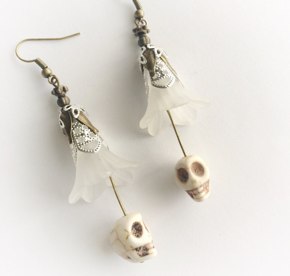 Earrings white flowers and large heads of death skull skull steampunk old school rockabilly burlesque rockabella by Stormglitter steampunk buy now online