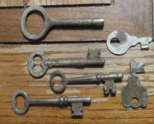 6 Old Vintage Skeleton Keys shabby chic patina great Steampunk gear K4 steampunk buy now online