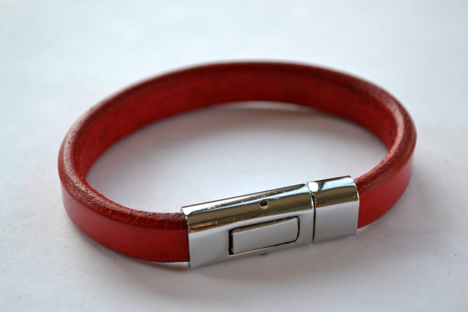 Leather red bracelet with lock clasp - hand painted steampunk buy now online