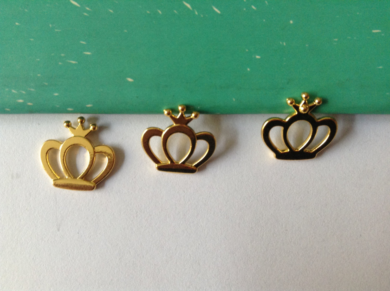 100 Pcs Gilt Bright Gold beautiful crown Bracelets Accessories pendant charms, Gilt 14X14mm D002 steampunk buy now online