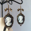 boucles d'oreilles gothiques victoriennes camée noir et blanc et noeud bronze rétro vintage gothic cameo earings adaptables en clips uniques by ScissorhandsBijoux steampunk buy now online