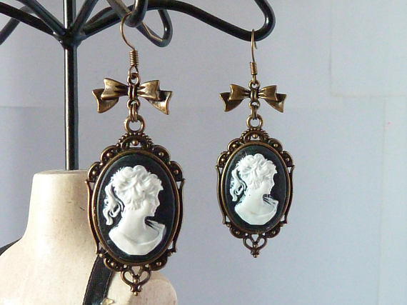 boucles d'oreilles gothiques victoriennes camée noir et blanc et noeud bronze rétro vintage gothic cameo earings adaptables en clips uniques by ScissorhandsBijoux steampunk buy now online