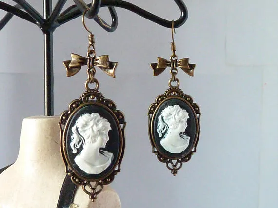 boucles d'oreilles gothiques victoriennes camée noir et blanc et noeud bronze rétro vintage gothic cameo earings adaptables en clips uniques by ScissorhandsBijoux steampunk buy now online