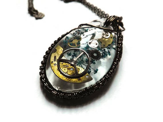 Steampunk wire wrap resin long necklace, inclusions of gears and dried flowers, brown copper wire, "Symbiose" by Histoirederouages steampunk buy now online