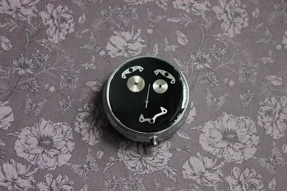 Pill box or small box round, 3 pockets, resin and watch parts Steampunk by CleopheaResinea steampunk buy now online