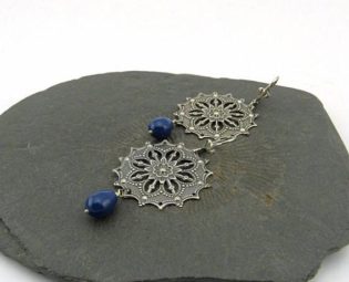 Filigree earrings with Swarovski glass beads in dark blue. Large earrings in antique-silver, nickel-free, with Klappbrisur. Statement Jewelry by Maymana steampunk buy now online