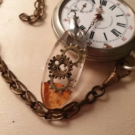 Designer resin pendant, steampunk autumn leaf, oval, handmade jewelry Atelier Louve Blanche by AtelierLouveBlanche steampunk buy now online Designer resin pendant, steampunk autumn leaf, oval, handmade jewelry Atelier Louve Blanche by AtelierLouveBlanche steampunk buy now online