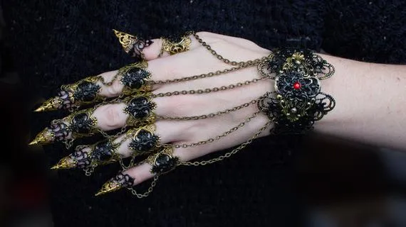 Ebony Armour - Claw Rings - Full hand set - BDSM Claws - Gothic Vampire Jewellery - Nail Ring - Halloween Costume - Festival jewelry by ArmaMedusa steampunk buy now online Ebony Armour - Claw Rings - Full hand set - BDSM Claws - Gothic Vampire Jewellery - Nail Ring - Halloween Costume - Festival jewelry by ArmaMedusa steampunk buy now online
