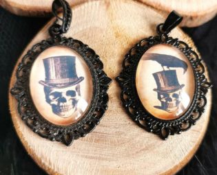 Vintage skull cylinder raven pendant and earrings in black as a necklace for gothic outfit and as cosplay jewelry by BloodyBrilliants steampunk buy now online